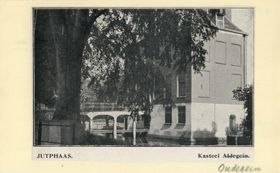 10820 Gezicht op de toegangsbrug en de voor- en rechtergevel van het kasteel Oudegein te Jutphaas. N.B. De gemeenten ...